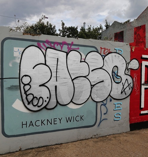 Graffiti throw-up in London by Fatso 